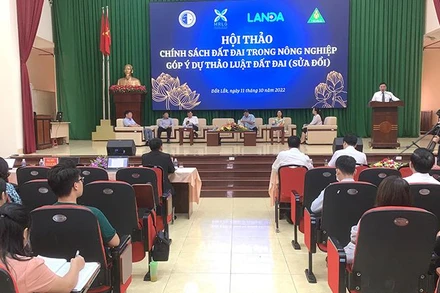 Tiến sĩ Chu Mạnh Hùng, Chủ tịch Hội đồng Trường đại học Luật Hà Nội báo cáo đề dẫn Hội thảo.