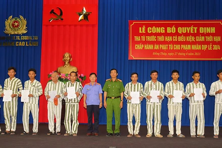Đại diện lãnh đạo Viện Kiểm sát nhân dân tỉnh Đồng Tháp và Trại giam Cao Lãnh trao quyết định tha tù cho các phạm nhân.