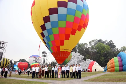 Lãnh đạo tỉnh Tuyên Quang chụp ảnh lưu niệm tại lễ hội.