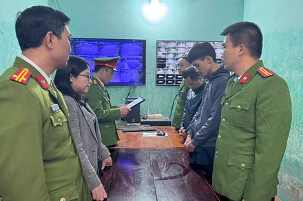 Cơ quan Cảnh sát điều tra Công an tỉnh Tuyên Quang công bố Quyết định khởi tố bị can và Lệnh bắt để tạm giam đối với Nguyễn Đức Hoàn và Võ Thành Đạt.