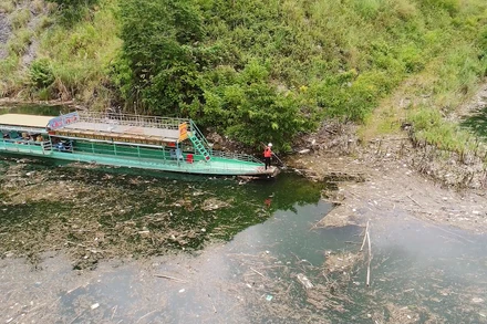 Lượng rác đổ về hồ thủy điện Tuyên Quang là rất lớn.