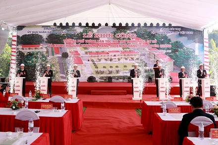 Các đại biểu thực hiện nghi lễ khởi công công trình 