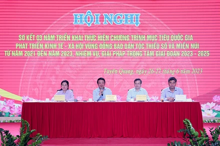 Các đồng chí chủ trì hội nghị.