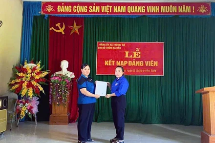 Lễ kết nạp đảng viên ở chi bộ thôn Nà Dầu, Đảng bộ xã Trung Hà (huyện Chiêm Hóa, Tuyên Quang).