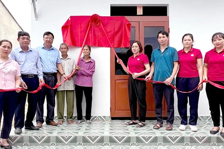 Khánh thành nhà đại đoàn kết tại xã Đông Thọ (Sơn Dương, Tuyên Quang).