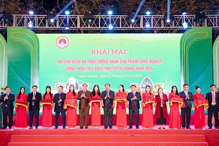 Đại biểu cắt băng khai mạc hội chợ.