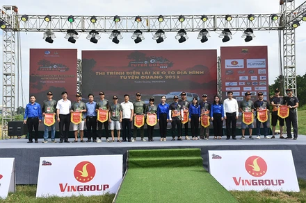 Ban tổ chức trao cờ lưu niệm cho các đội tham gia thi đấu.