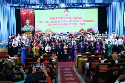 Các đại biểu tặng hoa chúc mừng 84 ủy viên Ủy ban Mặt trận Tổ quốc tỉnh Tuyên Quang khóa XV, nhiệm kỳ 2024-2029.