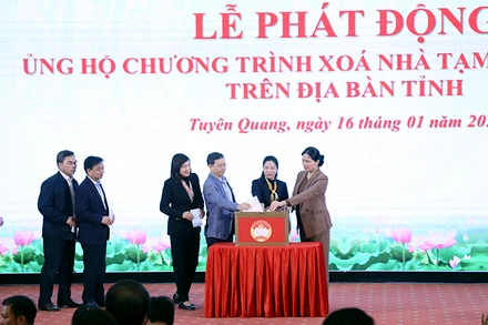 Các đồng chí lãnh đạo tỉnh Tuyên Quang và lãnh đạo các sở, ban, ngành ủng hộ Chương trình xóa nhà tạm, nhà dột nát.