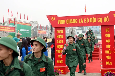 Thanh niên Tuyên Quang hăng hái lên đường nhập ngũ.