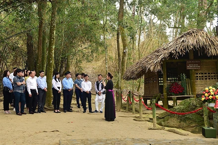 Du khách thăm lán Nà Nưa.