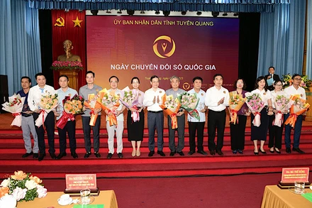 Biểu dương các đơn vị có kết quả nổi bật trong thực hiện Chuyển đổi số năm 2022.