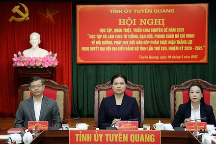 Các đồng chí chủ trì hội nghị.