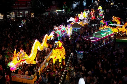 Không khí Lễ hội tràn ngập trên các tuyến phố của thành phố Tuyên Quang.