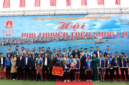 Ban tổ chức trao giải Nhất cho đội đua phường Minh Xuân.