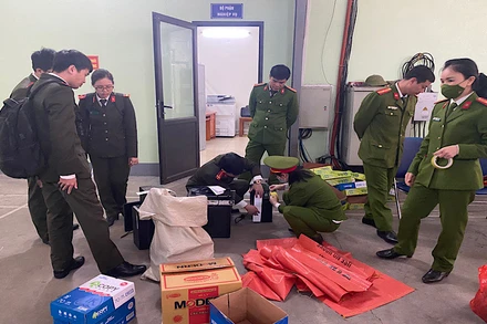 Cơ quan chức năng tỉnh Tuyên Quang tiến hành khám xét Chi nhánh Công ty Cổ phần Đăng kiểm Bắc Kạn tại tỉnh Tuyên Quang.