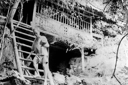 Bác Hồ ở và làm việc tại Lán Hang Bòng. (Ảnh tư liệu).