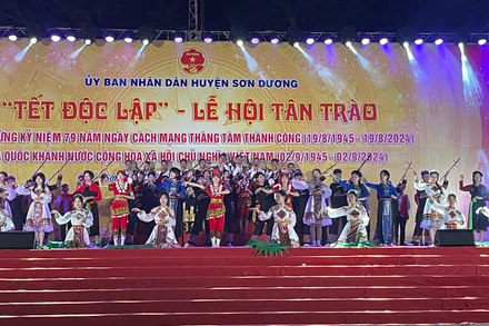 Tiết mục văn nghệ mang đậm bản sắc dân tộc tại chương trình khai mạc.