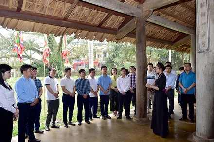 Du khách tham quan và nghe giới thiệu những câu chuyện lịch sử về đình Hồng Thái.