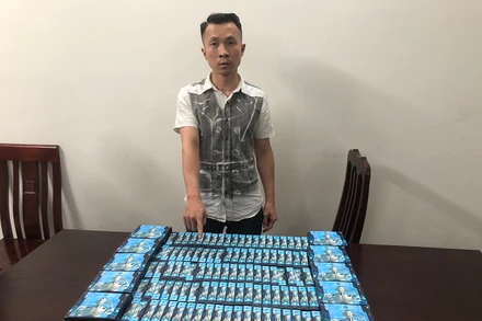 Đối tượng Trần Anh Dũng cùng tang vật.