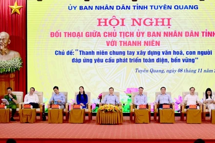 Các đại biểu chủ trì buổi đối thoại.