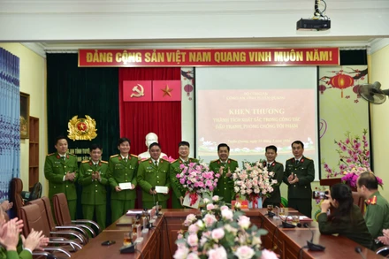 Trao thưởng cho Phòng Cảnh sát hình sự và các đơn vị nghiệp vụ đã có thành tích xuất sắc trong công tác đấu tranh phòng, chống tội phạm, bảo đảm an ninh trật tự trên địa bàn tỉnh. 