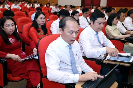 Đại biểu Hội đồng nhân dân tỉnh Tuyên Quang biểu quyết thông qua các nghị quyết.