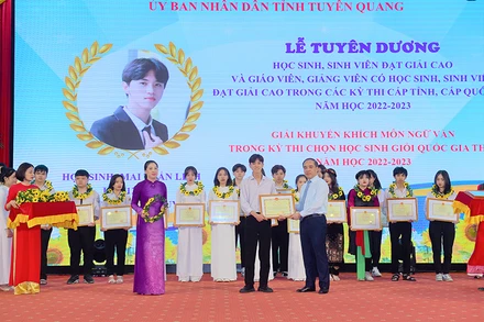 Bí thư Tỉnh ủy Chẩu Văn Lâm và Phó Bí thư Thường trực Tỉnh ủy, Chủ tịch Hội đồng nhân dân tỉnh Tuyên Quang Lê Thị Kim Dung trao Bằng khen và vòng nguyệt quế cho học sinh đoạt giải quốc gia.