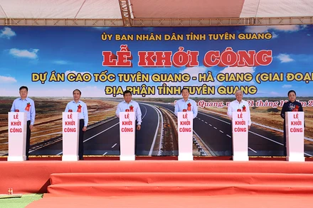 Các đại biểu ấn nút khởi công tuyến đường cao tốc Tuyên Quang-Hà Giang.