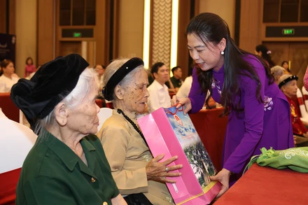 Đồng chí Lê Thị Kim Dung, Phó Bí thư Thường trực Tỉnh ủy, Chủ tịch Hội đồng nhân dân tỉnh Tuyên Quang tặng quà thanh niên xung phong, dân công hỏa tuyến trực tiếp tham gia chiến dịch Điện Biên Phủ. 