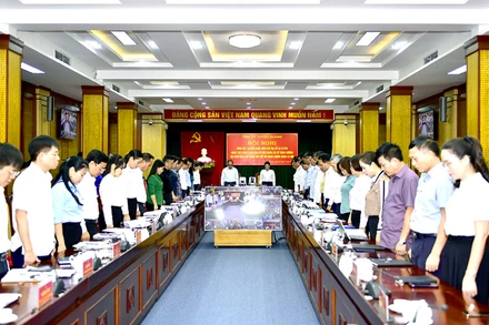 Các đại biểu dự hội nghị ở các điểm cầu đã dành phút mặc niệm tưởng nhớ Tổng Bí thư Nguyễn Phú Trọng.