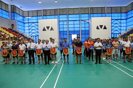 Ban Tổ chức trao cờ lưu niệm cho các đội tham dự giải.