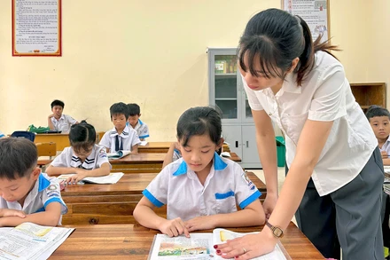 Tất cả 8 em học sinh lớp 1, lớp 2 tại phân hiệu Đồng Hưng, trường tiểu học Minh Cầm đã đến điểm trường chính để học.