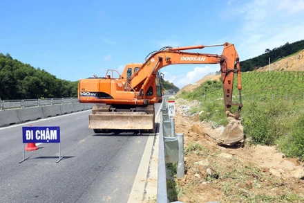 Nhà thầu thi công huy động máy xúc đào rãnh dẫn nước.