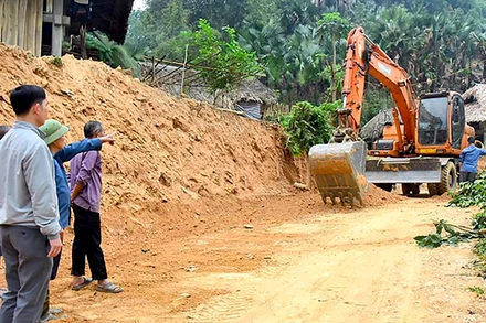 Nhờ phát huy vai trò của người có uy tín, đã vận động nhân dân nhanh chóng giải phóng mặt bằng Dự án nâng cấp tuyến đường từ thôn Cây Thông đi thôn Cây Quéo, thôn Thắng Bình, xã Hùng Đức, huyện Hàm Yên.