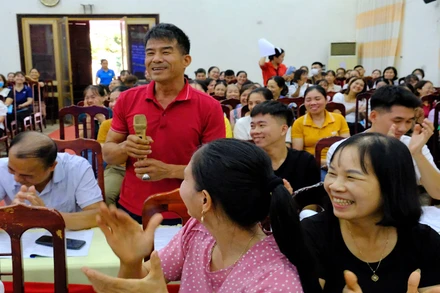 Công nhân lao động huyện Sơn Dương tham gia trả lời câu hỏi thi tìm hiểu pháp luật.