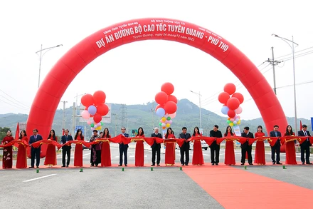 Cắt băng khánh thành Dự án đường bộ cao tốc Tuyên Quang-Phú Thọ.