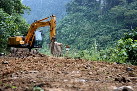 Ban Quản lý Dự án đầu tư xây dựng huyện Lâm Bình huy động máy xúc san gạt các điểm xói lở trên tuyến đường.