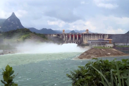 Thủy điện Tuyên Quang xả nước phục vụ gieo cấy vụ Xuân.