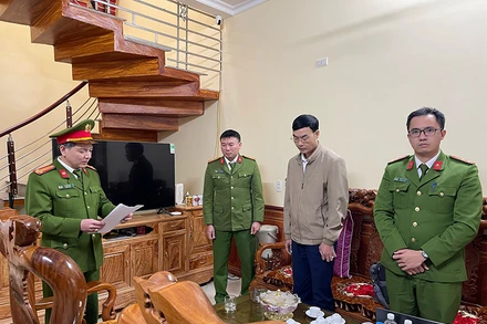 Đọc lệnh bắt đối tượng Nguyễn Văn Đoàn tại nơi cư trú.