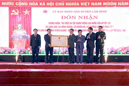 Lãnh đạo Ủy ban nhân dân tỉnh Tuyên Quang trao Bằng chứng nhận di sản cho lãnh đạo huyện Lâm Bình và lãnh đạo Ủy ban nhân dân thị trấn Lăng Can. 