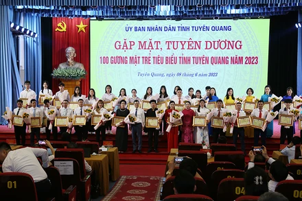 Lãnh đạo tỉnh Tuyên Quang trao Bằng tuyên dương và tặng hoa cho các gương mặt trẻ tiêu biểu.