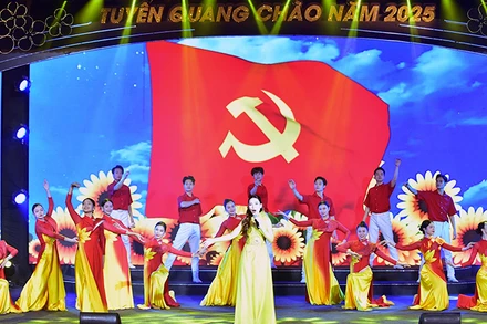 Chương trình nghệ thuật đặc sắc với chủ đề “Tuyên Quang - Niềm tin tương lai”.