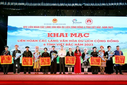 Ban tổ chức tặng hoa và cờ lưu niệm cho các đoàn tham dự liên hoan. 