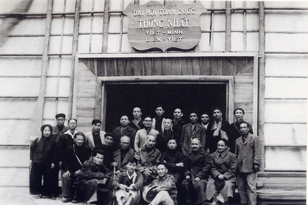 Chủ tịch Hồ Chí Minh, đồng chí Tôn Đức Thắng, cùng các đại biểu chụp ảnh lưu niệm tại Hội trường tổ chức Đại hội toàn quốc thống nhất Việt Minh - Hội Liên Việt. (Ảnh tư liệu)