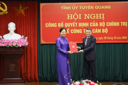 Đồng chí Lê Minh Hưng, Ủy viên Bộ Chính trị, Bí thư Trung ương Đảng trao quyết định của Bộ Chính trị phân công đồng chí Hà Thị Nga giữ chức vụ Bí thư Tỉnh ủy Tuyên Quang.