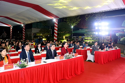 Các đại biểu dự buổi lễ.