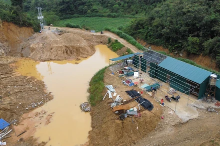 Công ty trách nhiệm hữu hạn Quang Thắng Tuyên Quang xây dựng nhà ở và lán trại khi chưa được giao đất, cho thuê đất.