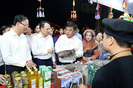 Đại biểu tham quan gian hàng tại Hội chợ.