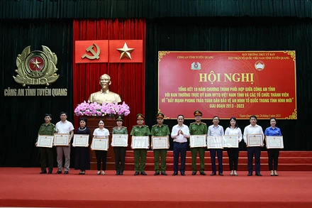 Lãnh đạo tỉnh Tuyên Quang trao Bằng khen của Chủ tịch Ủy ban nhân dân tỉnh Tuyên Quang cho các tập thể, cá nhân.